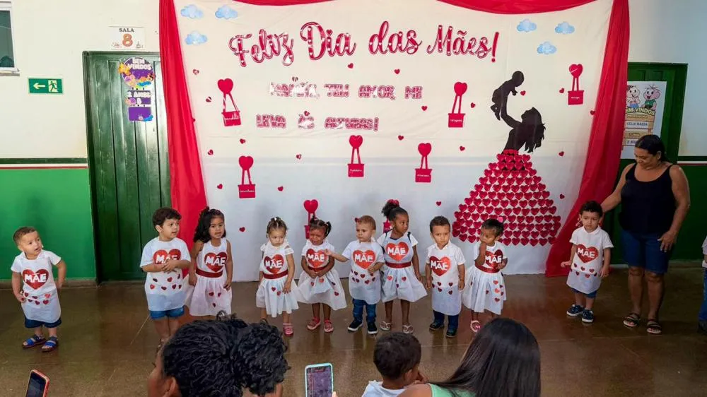 Escolas de Várzea Grande celebram Dia das Mães com homenagens e emoção