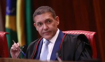 Nunes Marques toma posse na presidência do TSE e vai comandar eleições