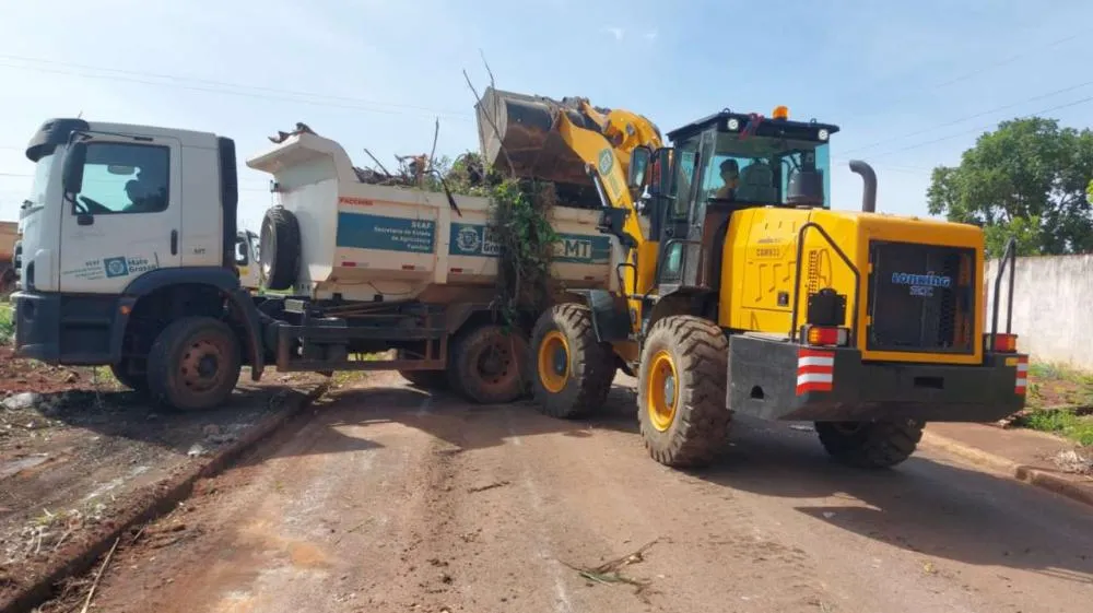 Prefeitura de Várzea Grande mobiliza equipes nesta segunda-feira (18) para executar serviços de zeladoria, sinalização viária, iluminação pública e revitalização de espaços em diferentes regiões do município.