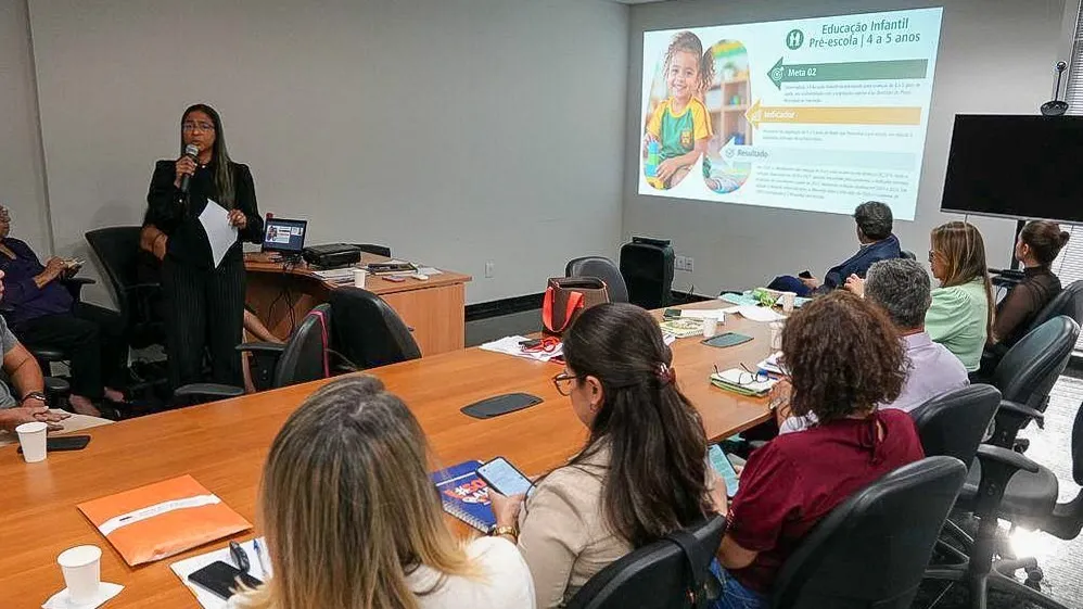 Técnicas da SMECEL participaram da primeira reunião de 2026 do Fiape, que debateu estratégias de monitoramento e avanços das metas educacionais para a próxima década.