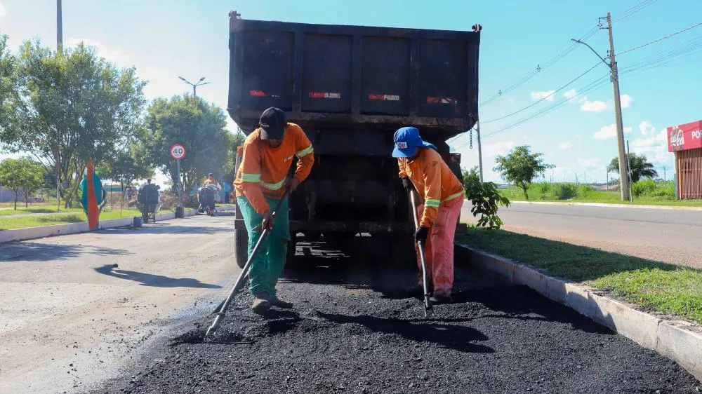 Prefeitura intensifica operação tapa-buracos em bairros de Várzea Grande nesta sexta-feira