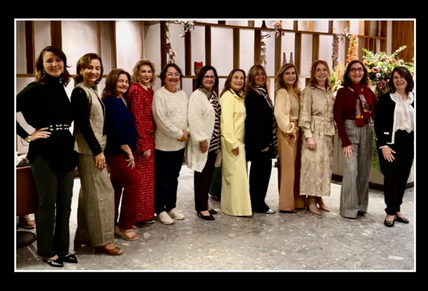 Festa incrível que celebrou o aniversário de Yasmin Nadaf, no Hotel Deville, é ainda o assunto da cidade! Na foto com algumas de suas primas, irmã e amigas!