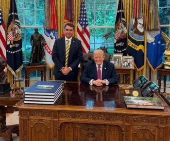 Flávio Bolsonaro se encontra com Trump na Casa Branca