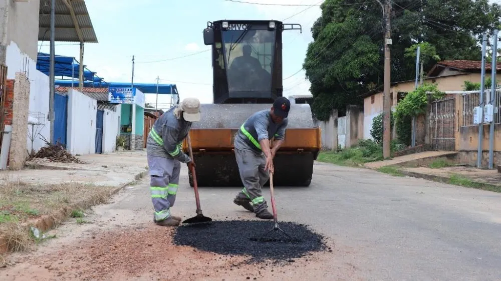 Prefeitura de Várzea Grande realiza patrolamento no bairro Manaíra e tapa-buracos em três bairros