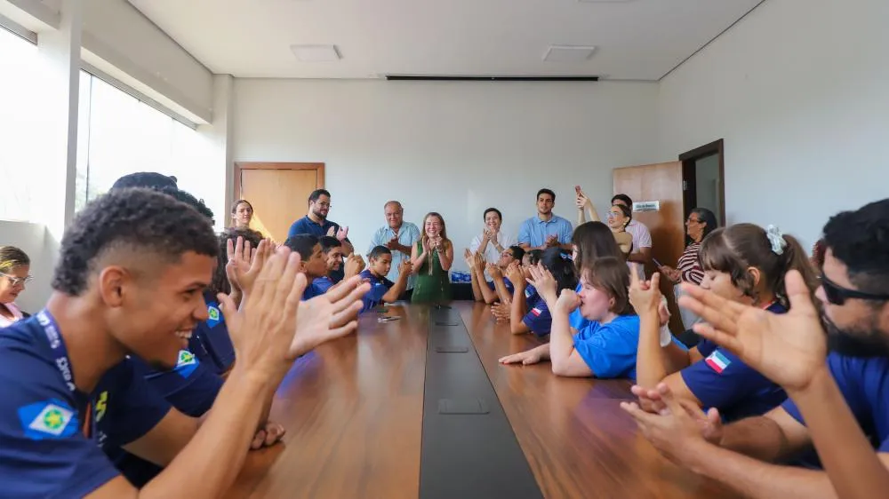 Prefeita Flávia Moretti recebe atletas medalhistas do Meeting Paralímpico em Várzea Grande