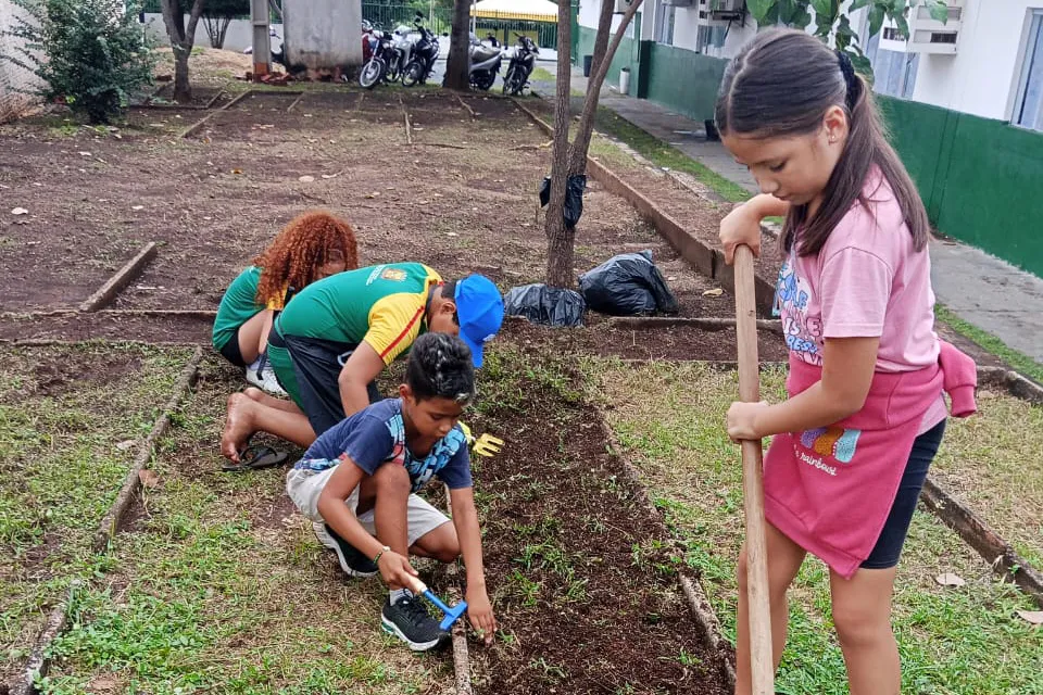 Horta escolar ensina alunos a cultivar alimentos e fortalece hábitos de alimentação saudável