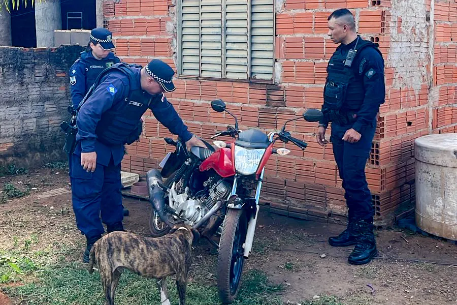 Guarda Municipal recupera motocicleta furtada e descobre possível desmanche de veículos em Várzea Grande
