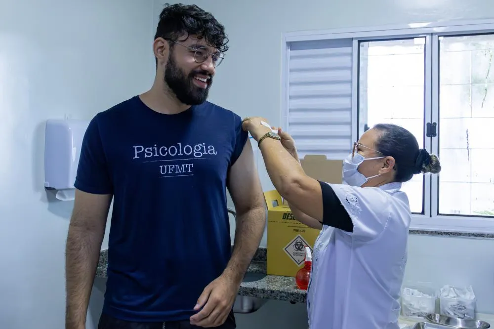 Jovens de 15 a 19 anos podem se vacinar contra o HPV em 72 unidades de saúde de Cuiabá até dezembro
