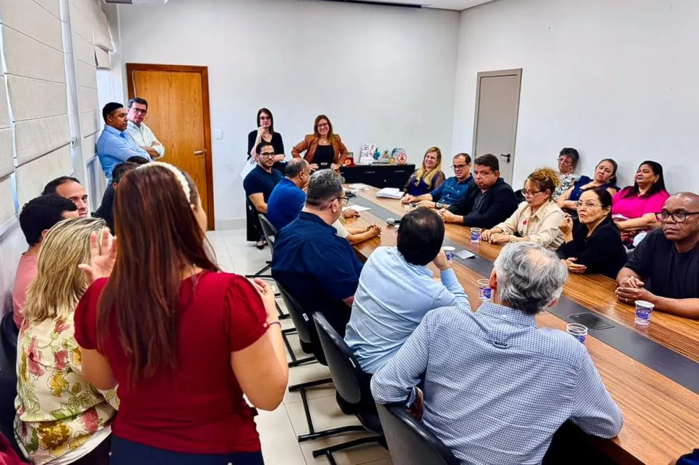 Prefeita Flávia Moretti apresenta andamento do PCCS a representantes dos servidores da Saúde e reforça compromisso com diálogo e transparência