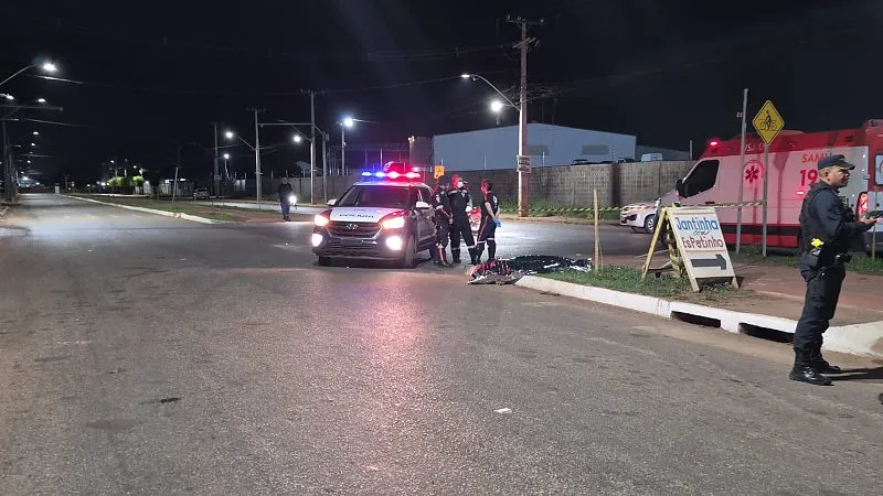 Mulher morre após pular de moto em movimento e ser atropelada por caminhão