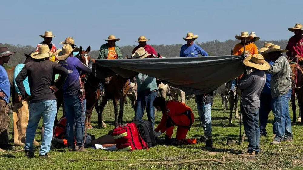 Homem é resgatado de helicóptero após cair de cavalo durante trabalho com gado