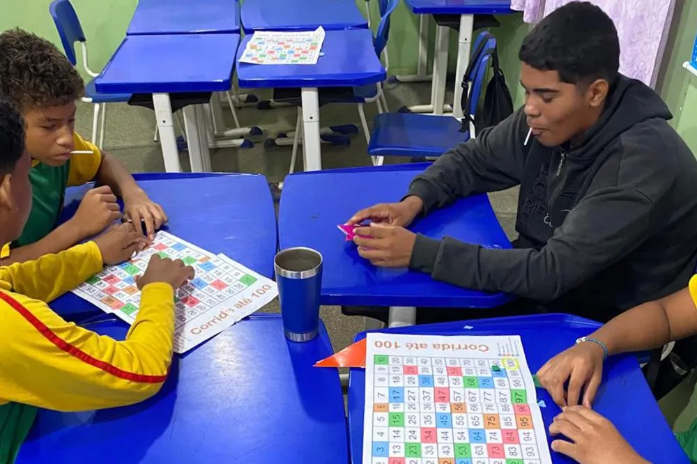 Dinâmica com alunos da EMEB Joaquim da Cruz Coelho reforça a importância dos jogos na Educação Matemática como ferramenta prática de aprendizagem
