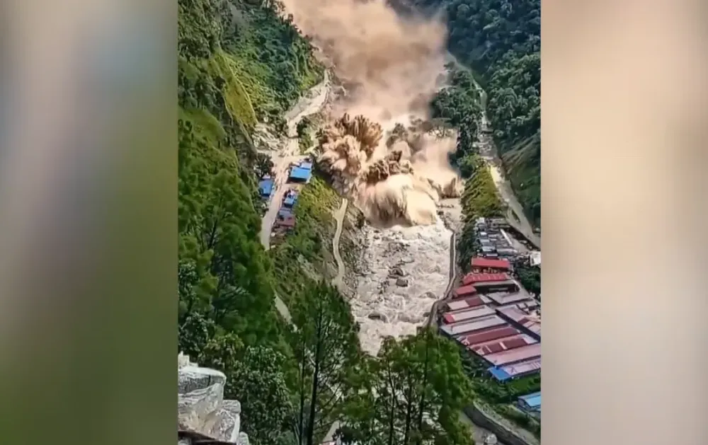 Enchente desceu vale antes de destruir múltiplos imóveis no Nepal • ClipLions via @MyhoodBR
