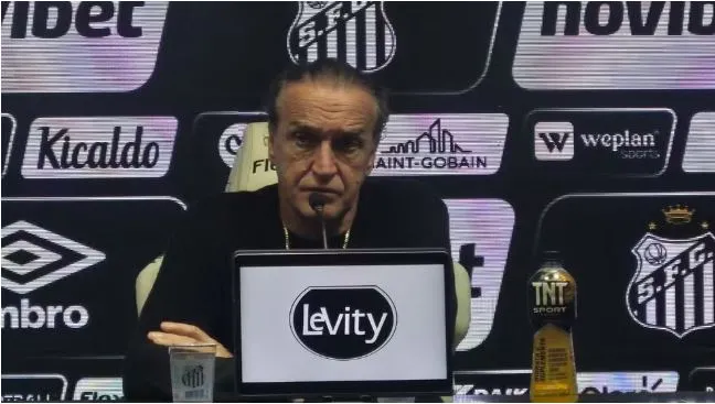 Cuca em entrevista coletiva na Vila Belmiro após eliminação do Santos — Foto: José Edgar de Matos