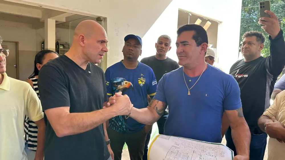 Elizeu (NOVO) comemora assinatura de ordem de serviço para reforma da Policlínica do Planalto