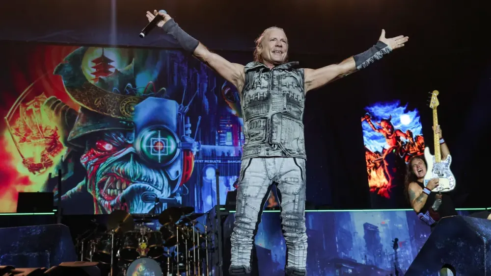 Bruce Dickinson e Steve Harris, do Iron Maiden, durante o festival de música Power Trip no Empire Polo Club, em 6 de outubro de 2023, em Indio, Califórnia • Kevin Mazur/Getty Images for Power Trip