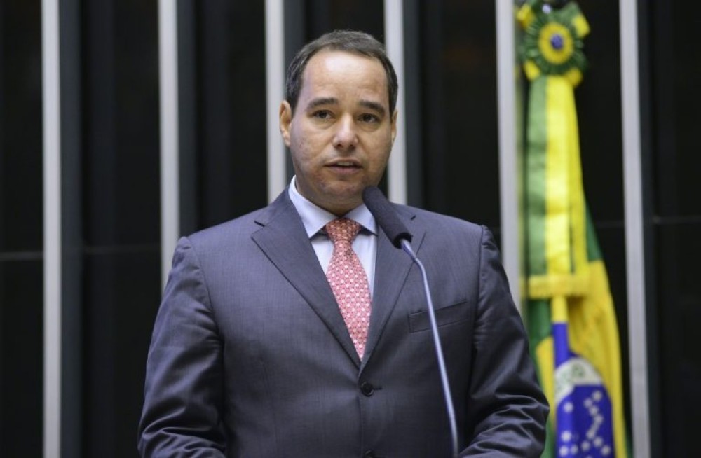 Projeto permite que profissionais não inscritos na OAB integrem sociedade de advogados