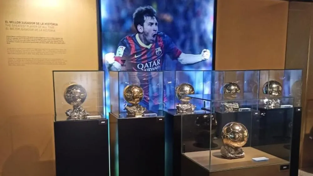 Seis troféus da Bola de Ouro conquistados por Lionel Messi estão expostos no Museu do FC Barcelona | ΖῷονΠολιτικόν/Wikimedia Commons, licença CC BY-SA 4.0