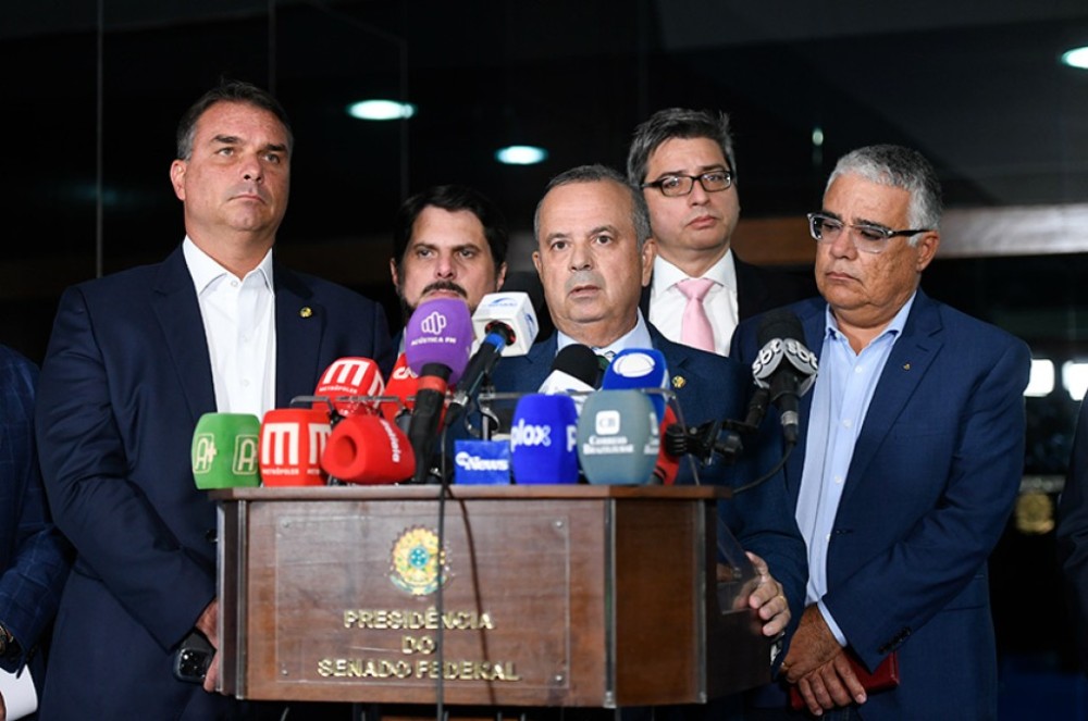 Oposição entrega pauta de sugestões legislativas a Pacheco