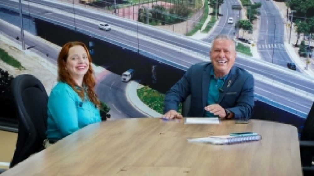 Presidente Chico 2000 empossa 15ª aprovada em concurso da Câmara