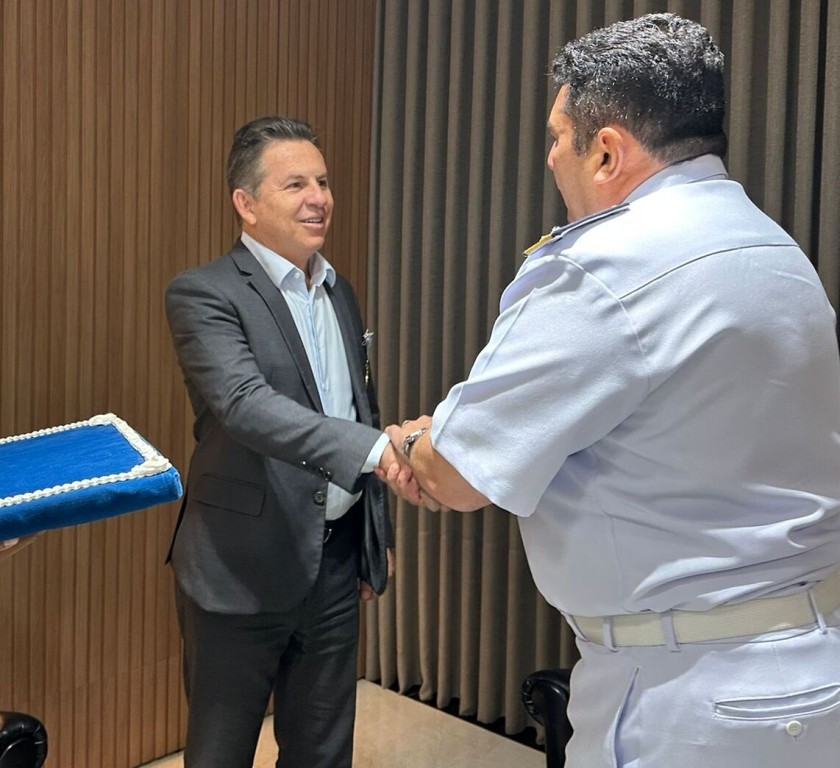 Governador recebe medalha 