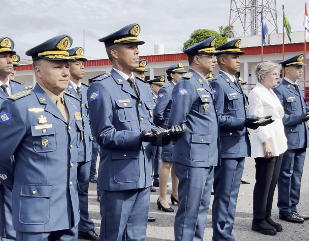 Cadetes do Corpo de Bombeiros Militar recebem espadins; Turma é a 1ª formada integralmente em MT