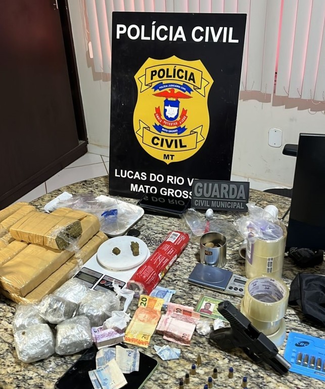 Polícia Civil prende quatro em flagrante por tráfico e apreende arma usada em roubo
