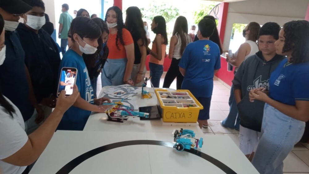 Acolhimento de estudantes é marcado por apresentação de robótica educacional