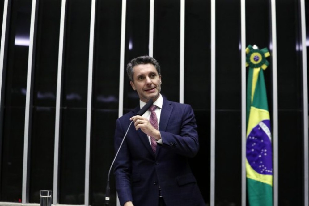 Projeto prevê até 6 anos de prisão para quem fugir com filho para o exterior