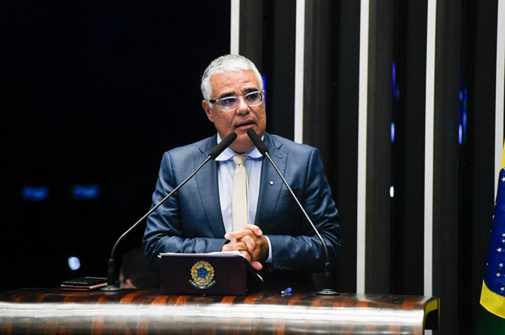 Girão cobra defesa da democracia e equilíbrio entre os Poderes