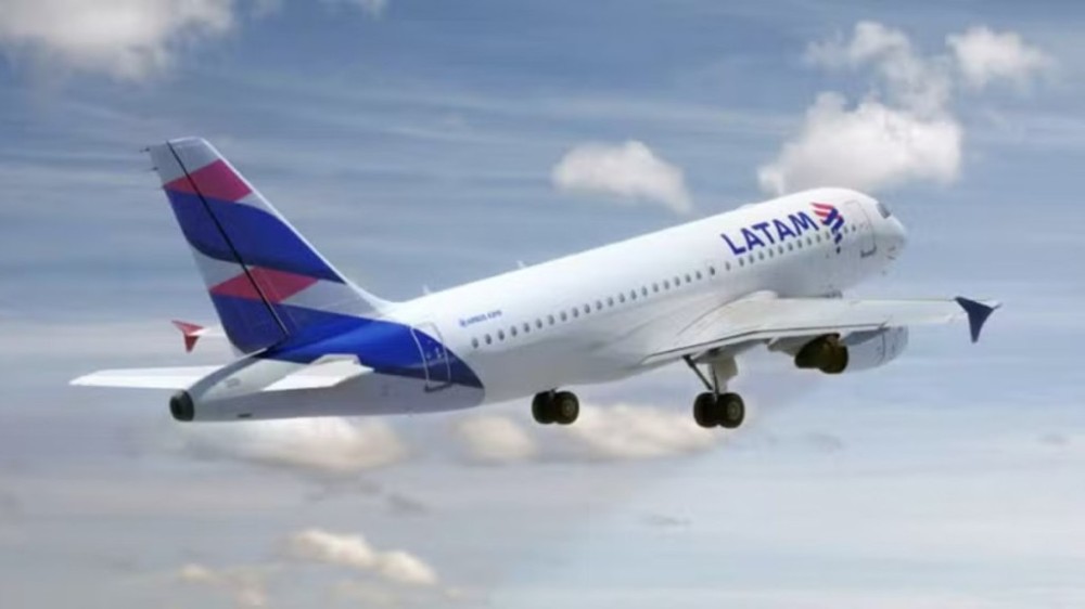 Avião da Latam faz pouso de emergência no aeroporto de Guarulhos