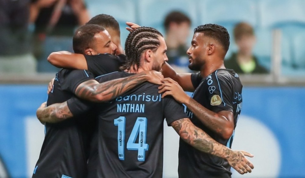 Grêmio vence Novo Hamburgo e segue líder do Gauchão