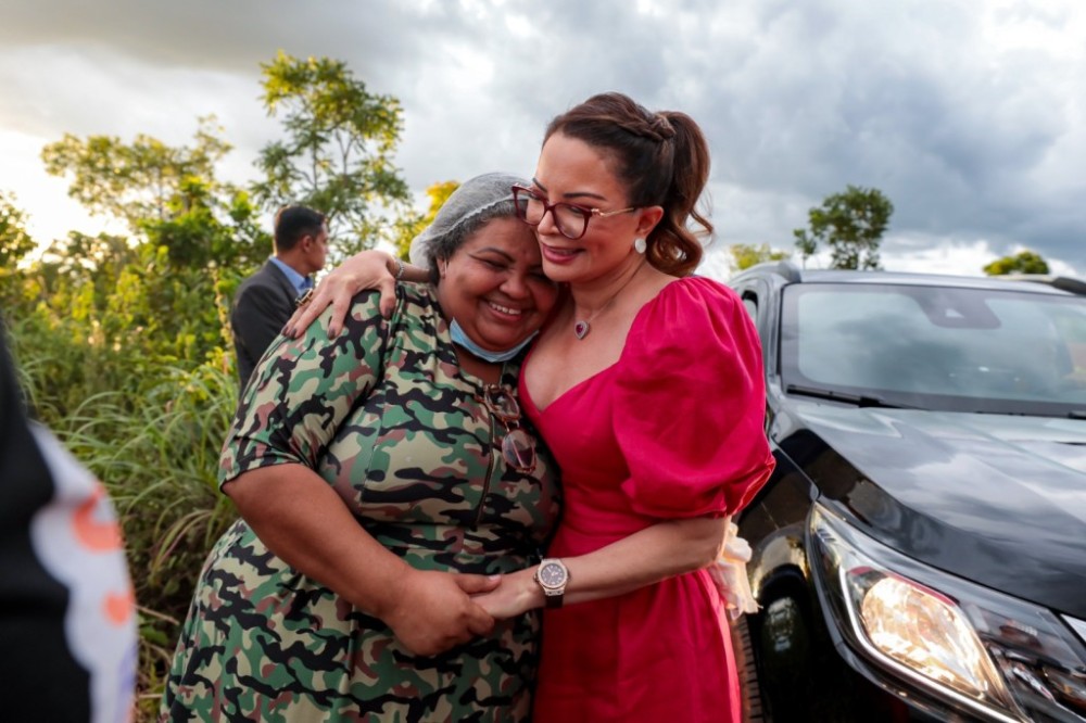 Primeira-dama de MT visita comunidade e entrega alimentos no bairro Pedra 90 em Cuiabá