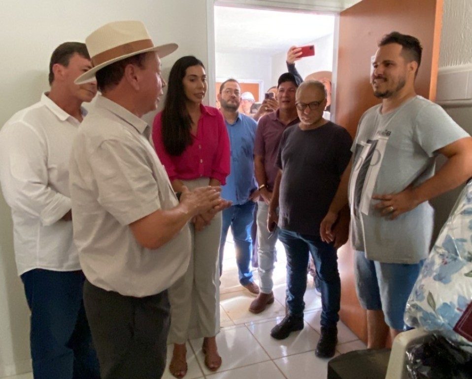 Prefeito acompanha mudanças de famílias no Nico Baracat e instalação de ponto de apoio da Assistência Social
