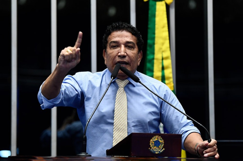 Magno Malta critica condecoração a ministros do STF