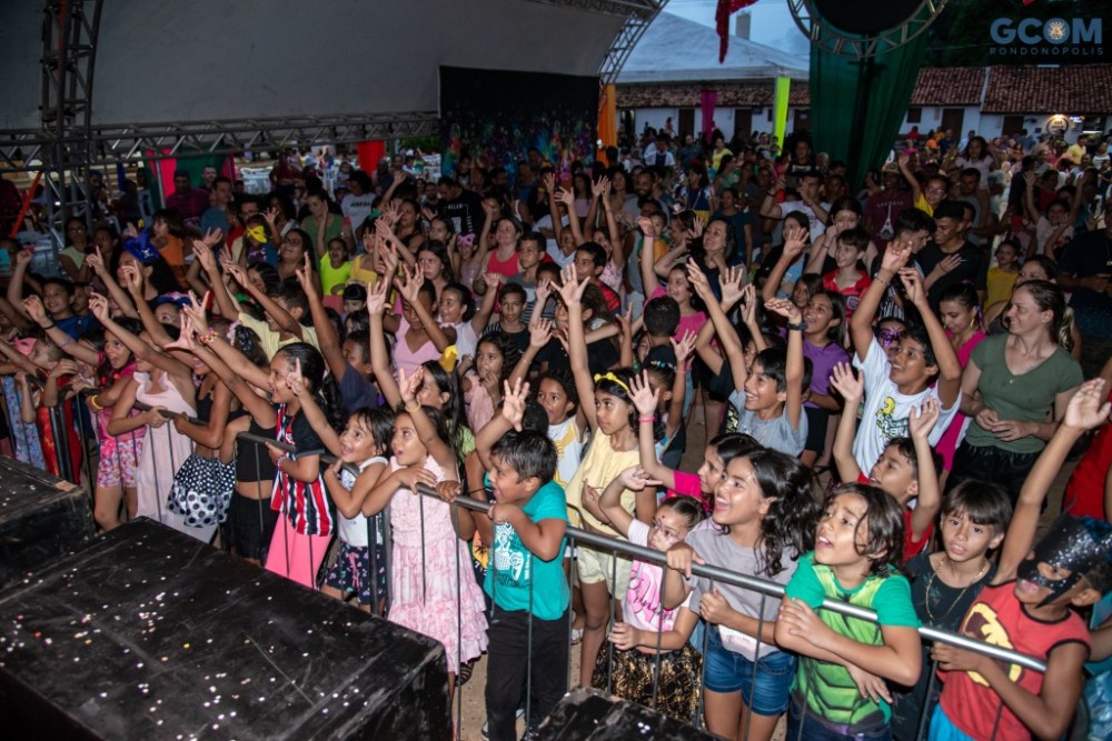 Matinê de carnaval leva alegria para famílias no Casario