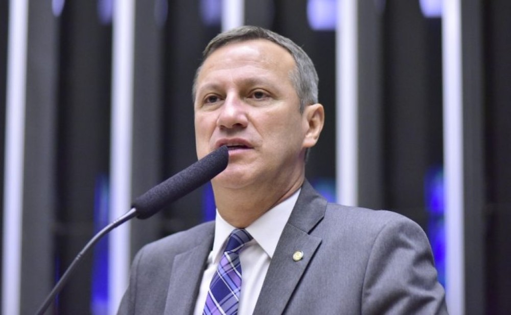 Projeto obriga operadoras a instalar bloqueadores de celular em presídios