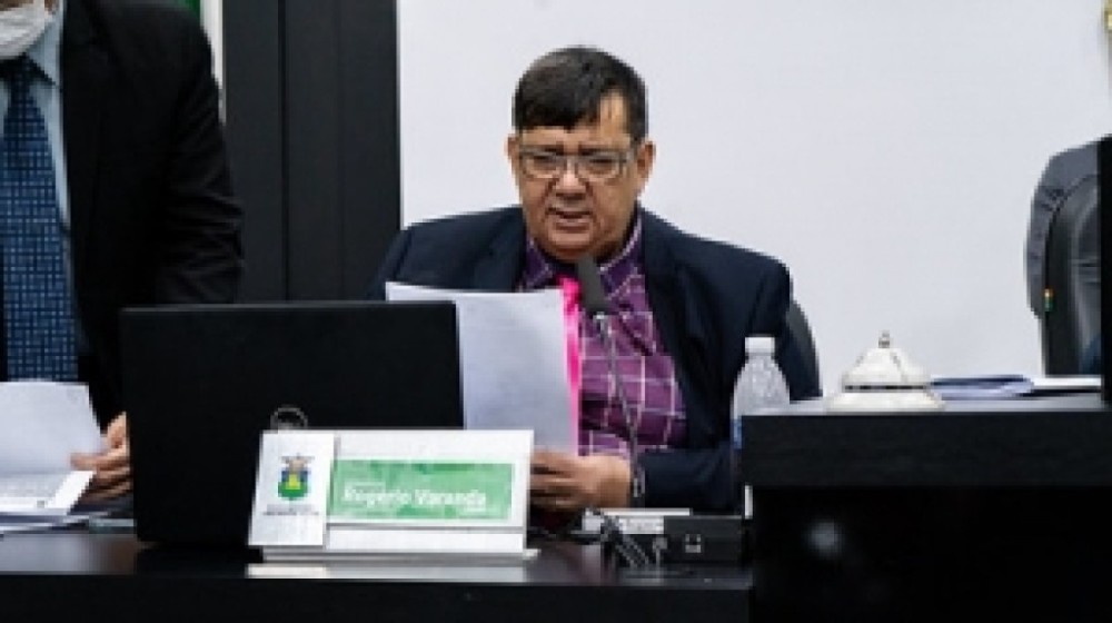 Após indicação de Varanda, limpeza de boca de lobo é realizada no centro de Cuiabá
