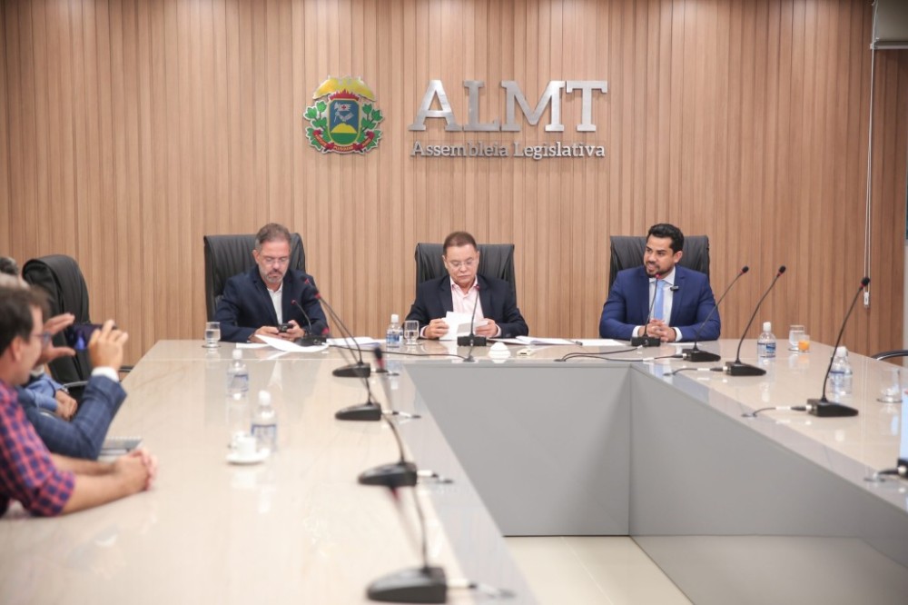 Deputados suplentes assumem vagas de titulares licenciados da ALMT