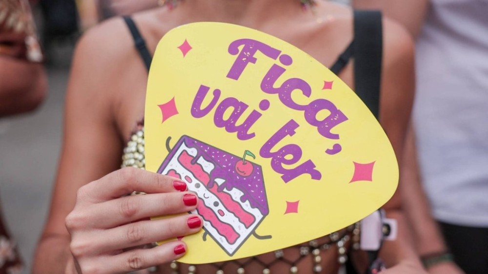 MDB vai à Justiça por leques pró-Boulos distribuídos no Carnaval de SP
