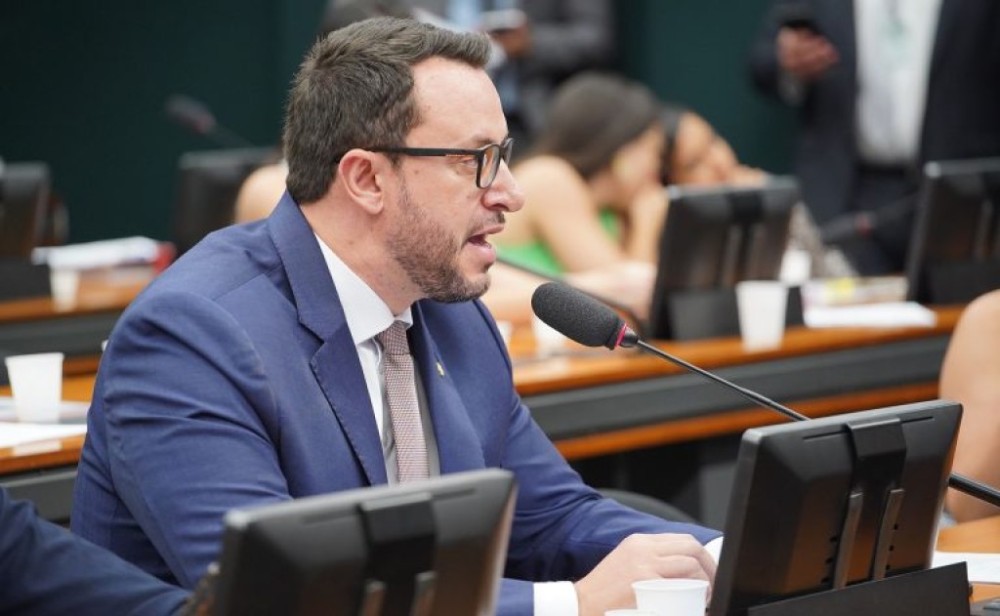 Projeto cassa a habilitação de motorista que abandonar animal em via pública