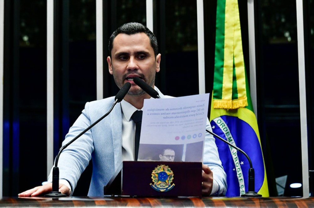 Cleitinho critica vacinação obrigatória contra covid-19 para matrícula escolar