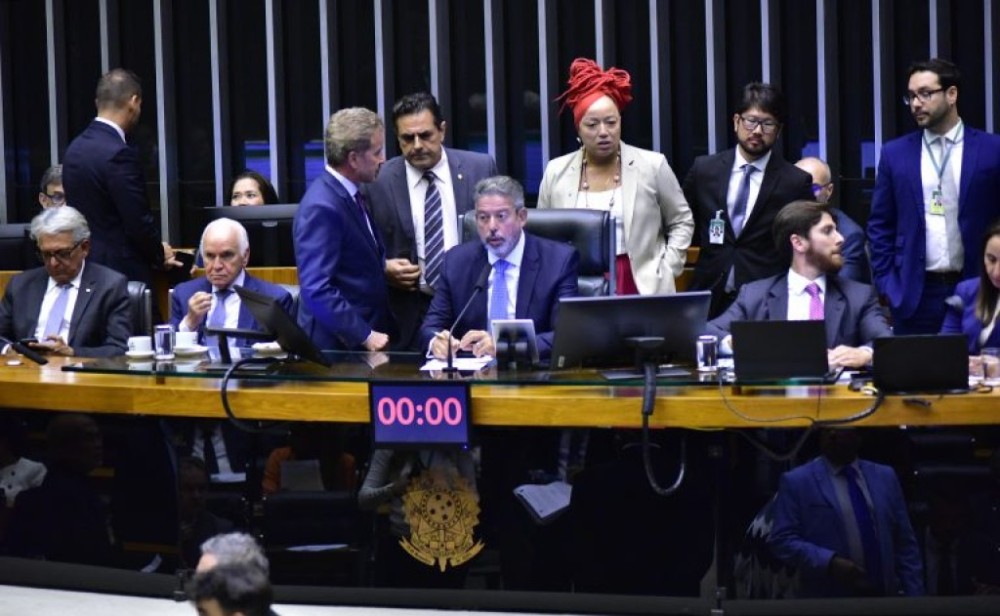 Deputados aprovam permanência em asilos de idosos com doenças que exijam acompanhamento médico; acompanhe