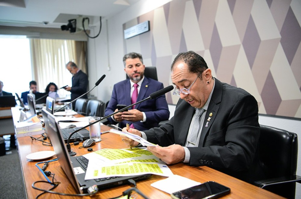 CCJ aprova projeto para proteger crianças e adolescentes em ambientes digitais