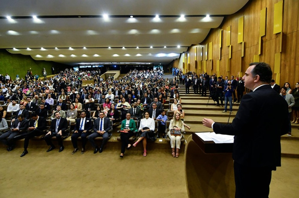 Novos servidores tomam posse em cerimônia no Senado