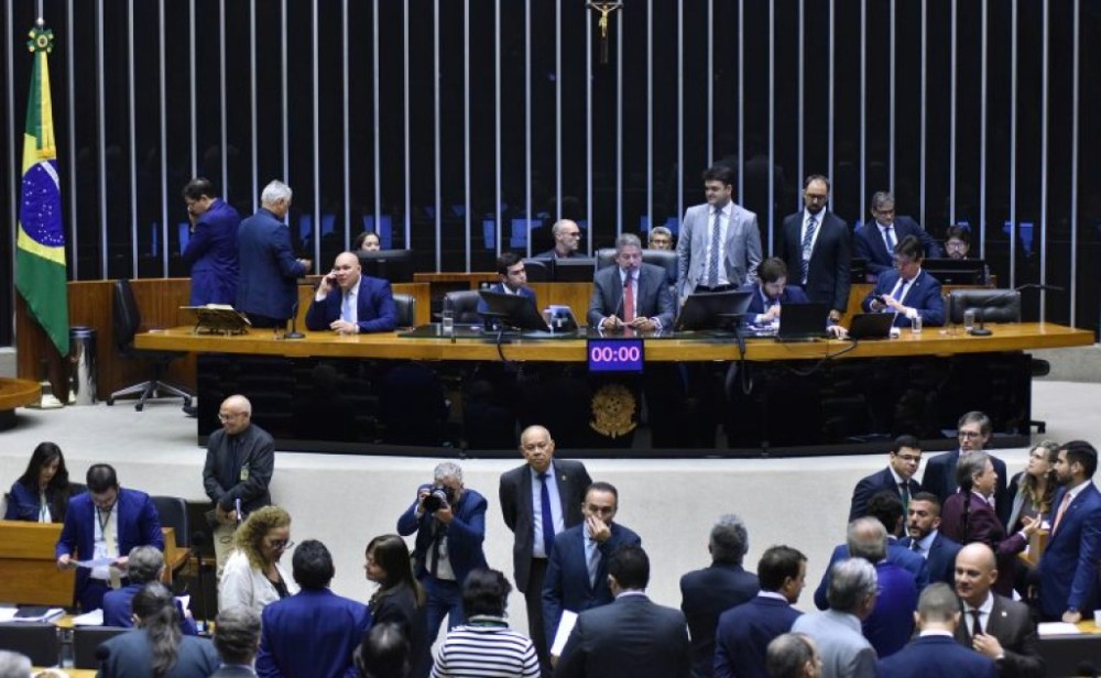 Câmara aprova projeto que permite usar recursos destinados à Covid em outras ações de saúde