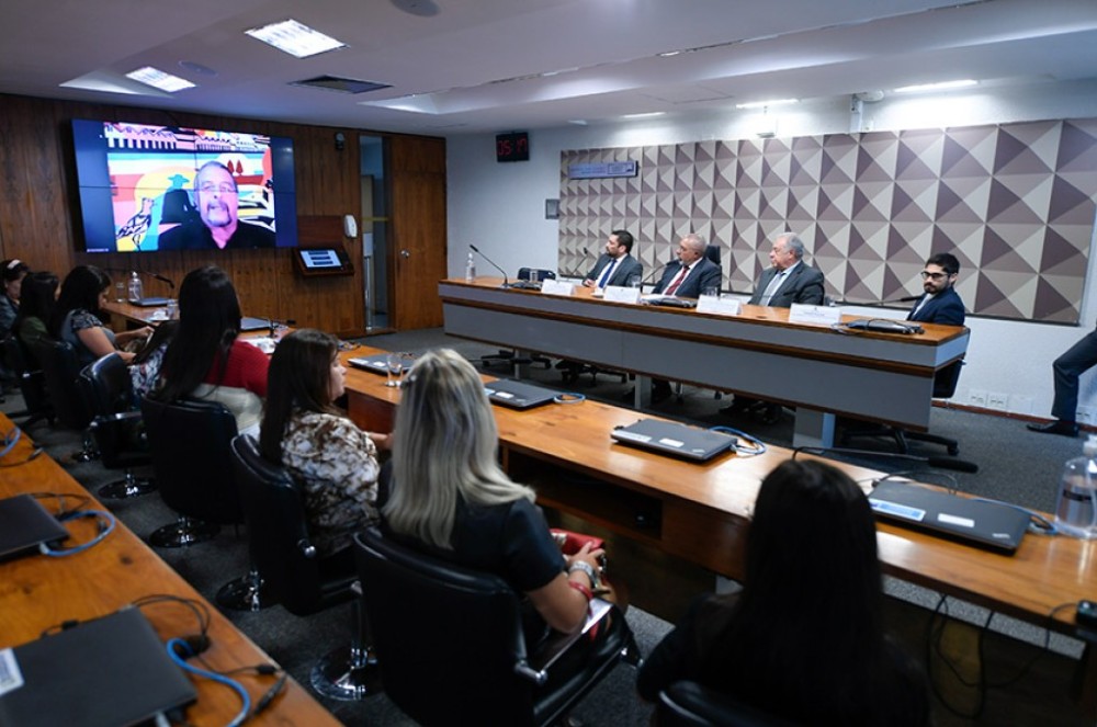 Debatedores defendem PEC para ampliar força dos projetos de iniciativa popular