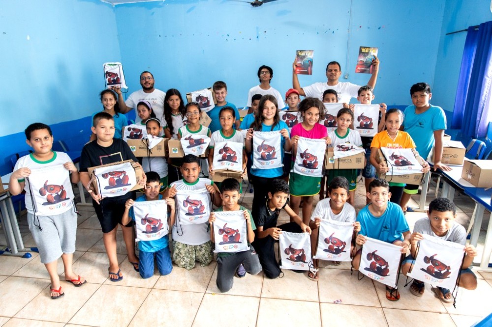 Alunos do Programa Cultura Digital de Deciolândia recebem kits tecnológicos
