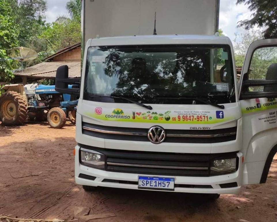 Produtores familiares usam caminhão entregue pelo Governo de MT para transportar alimentos para escolas