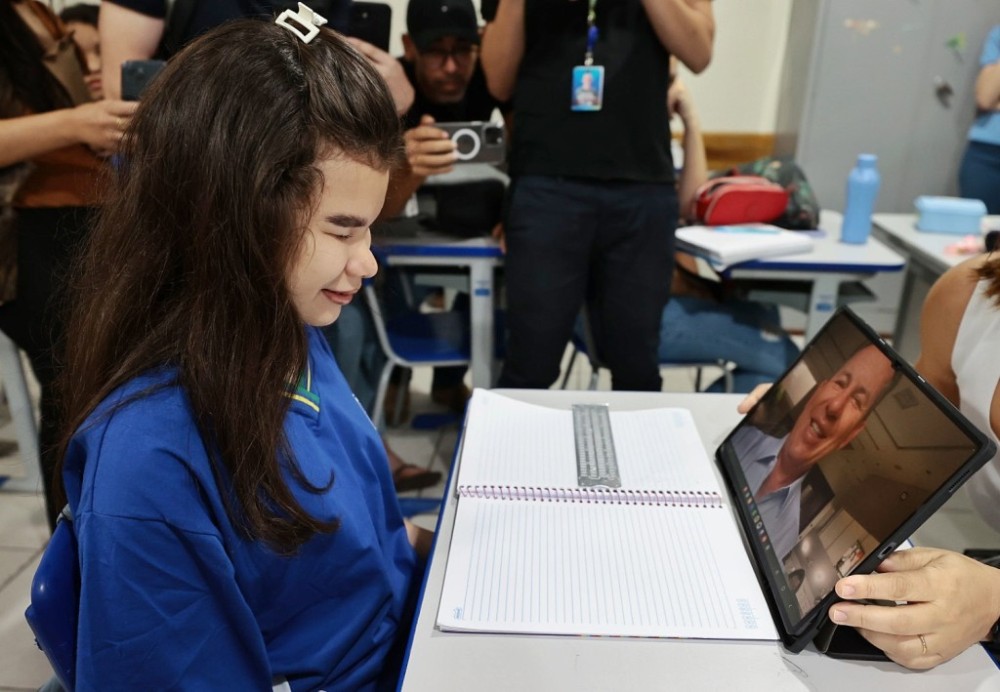 Estudante deficiente visual recebe do governador notícia que foi aprovada para intercâmbio na Inglaterra